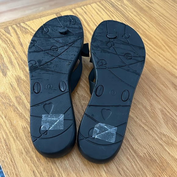 Guess flip flops - Picture 3 of 3